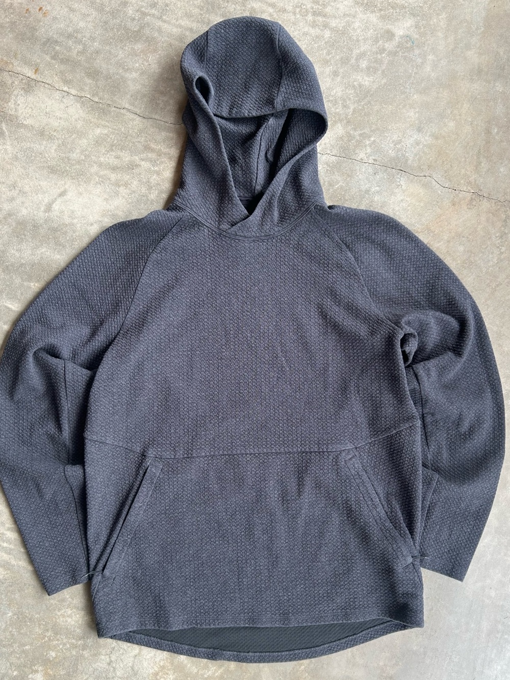 lululemon athletica Men's Textured Hooded Pullover - Charcoal